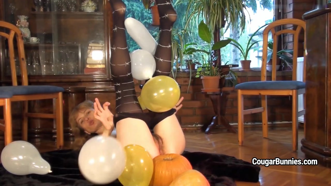Mature model Doris Dawn plays with balloons and her hairy pussy
