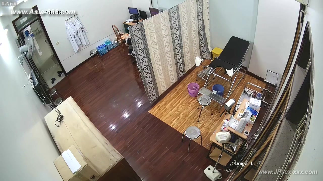 Hackers use the camera to remote monitoring of a lover's home life.615