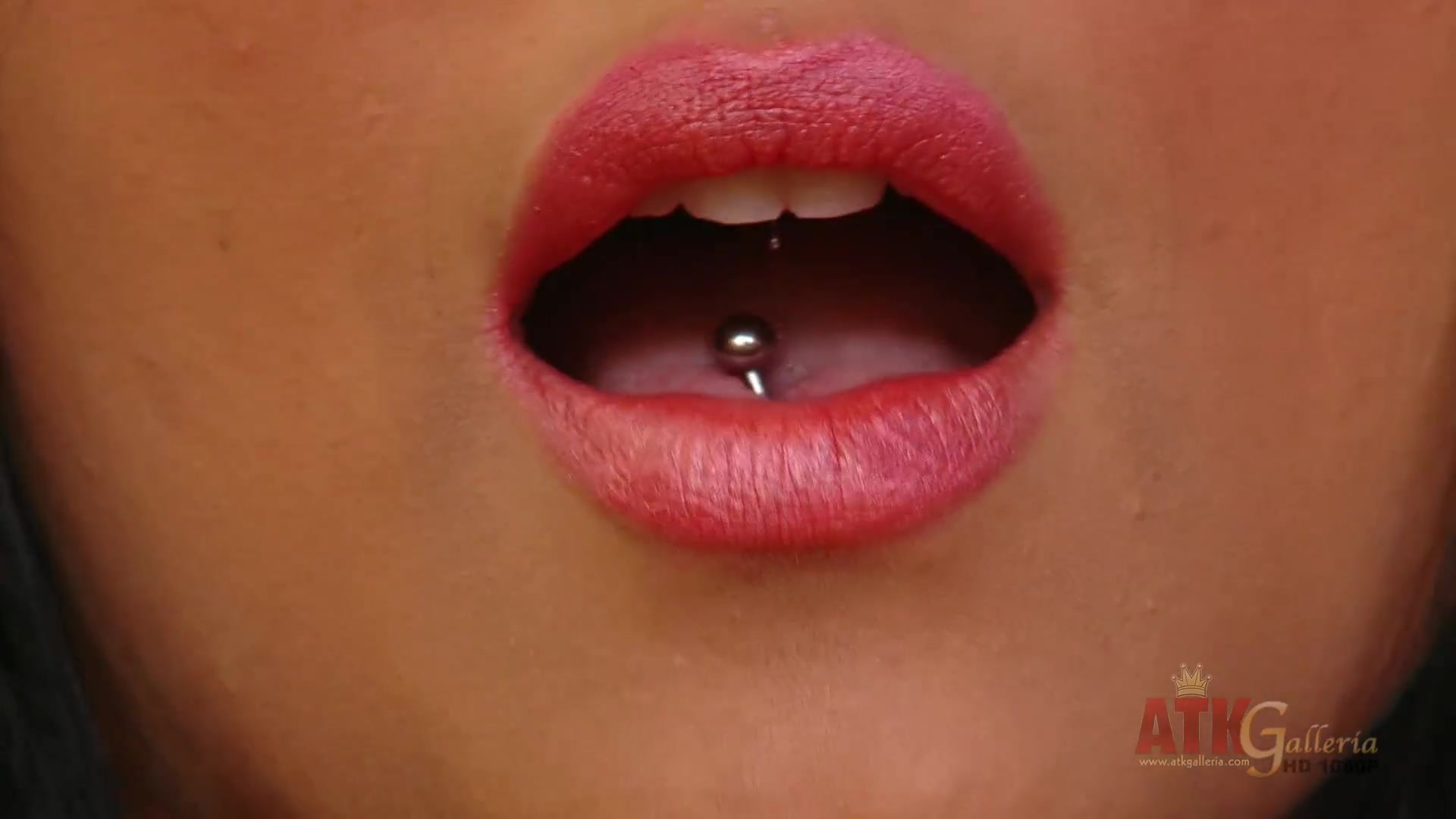 Violet toy in this girls snatch