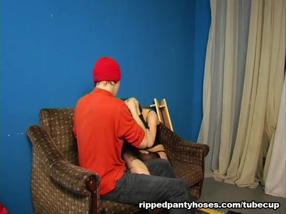 Girl’s pantyhose torn before fuck