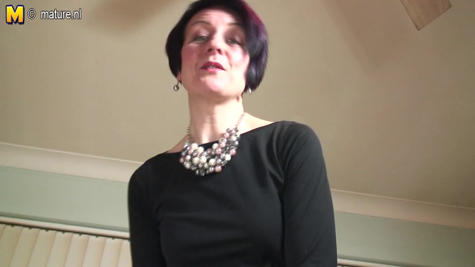 Horny British Housewife Playing With Her Pussy - MatureNL