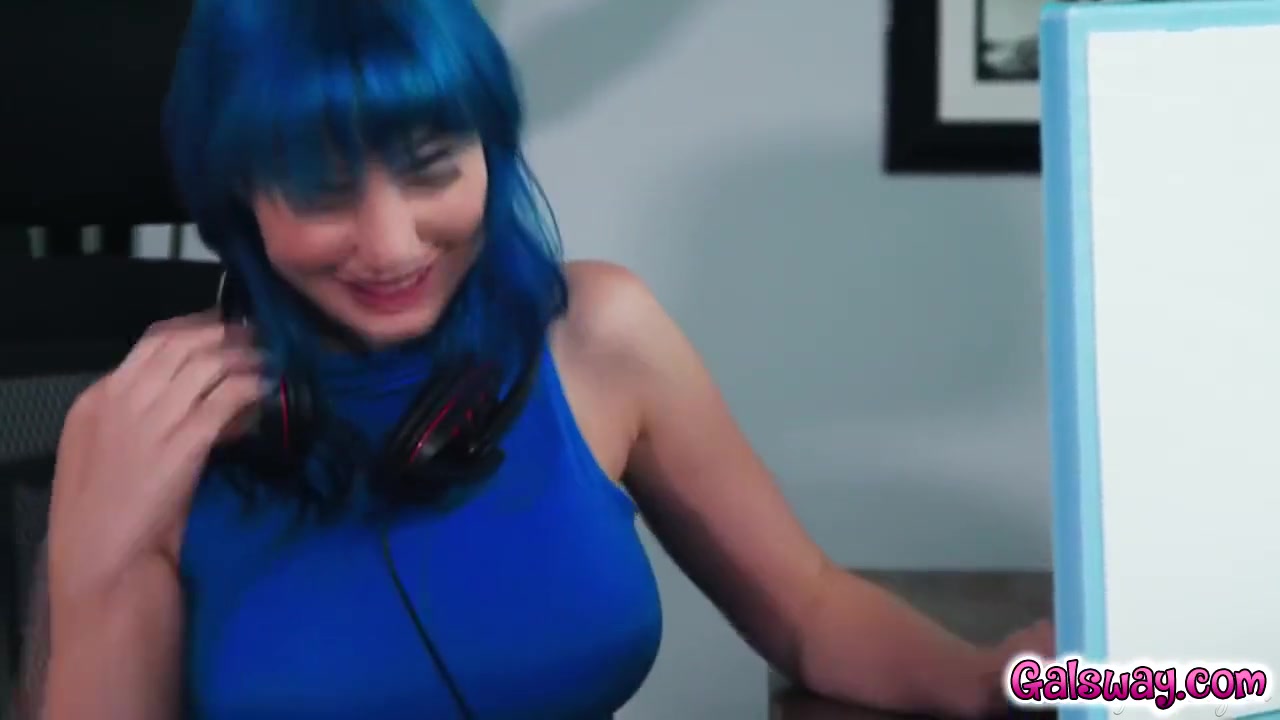 Jewelz Blu And Charly Summer In Charly Eats Out Jewelz Pussy While Playing Games