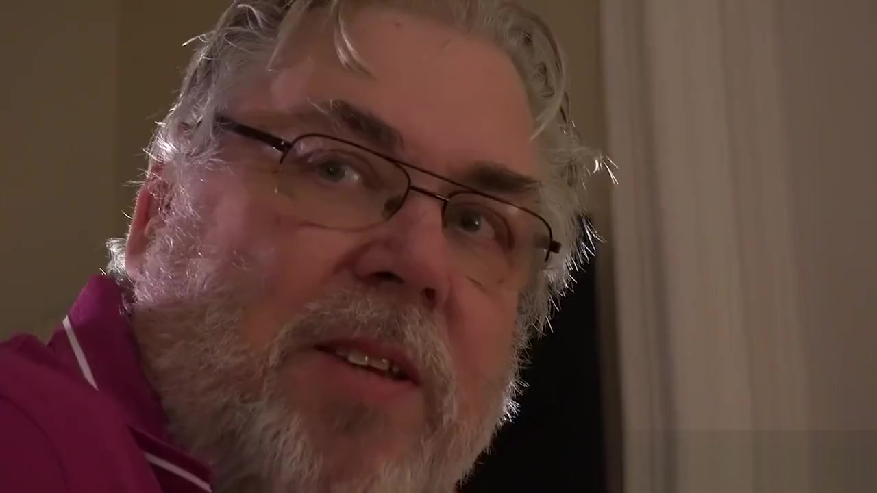 Old man has great sex with his younger girlfriend in the morning