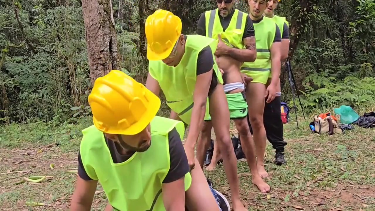 Obra Parada, Cu Arrombado! Operarios Meteram Pesado Em Pleno Dia Do Trabalhador With Junior Delao And Luccas Melo