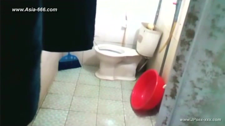 peeping chinese girls bathing.10