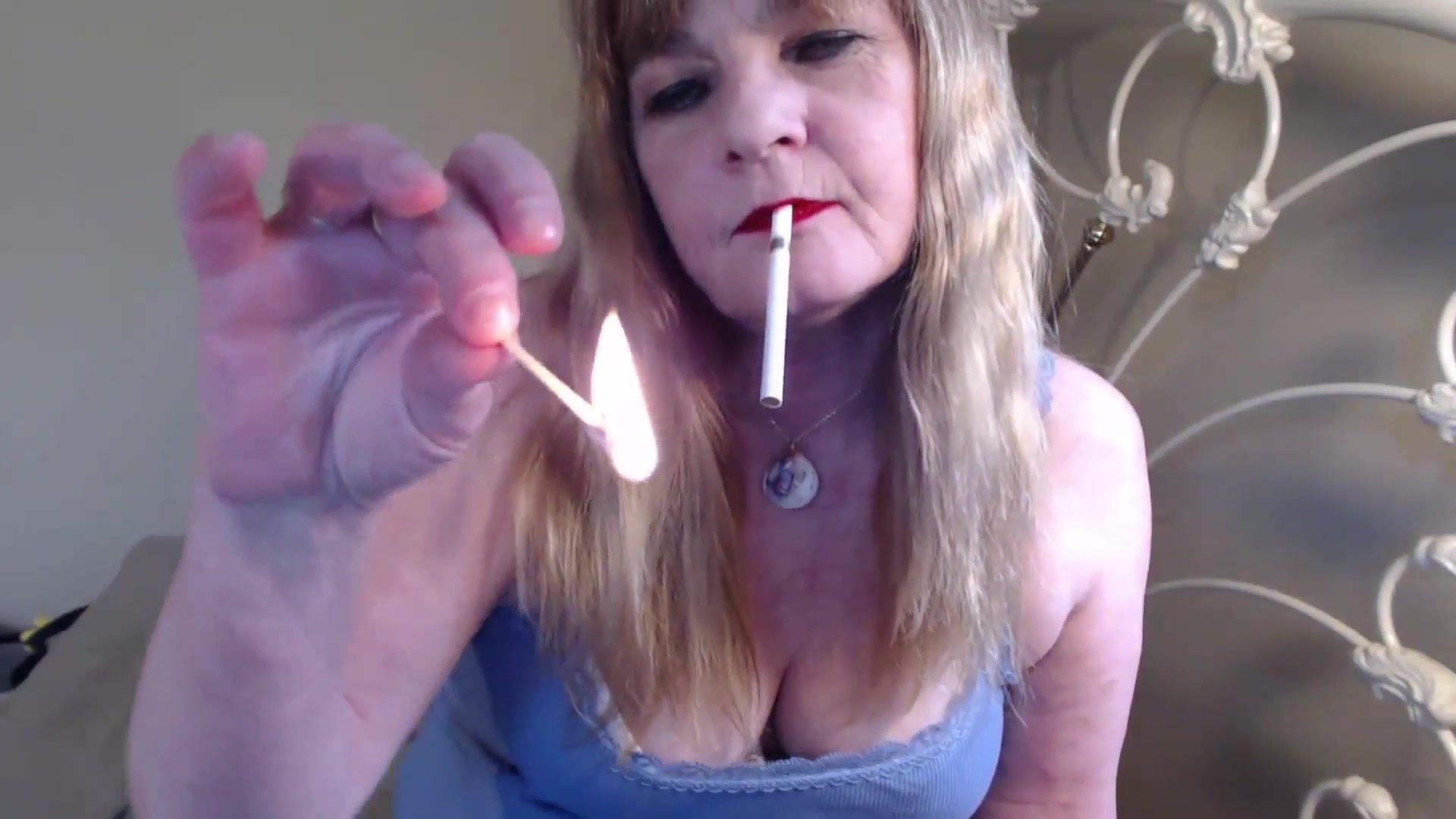 Red Lips Smoking Fetish - TacAmateurs