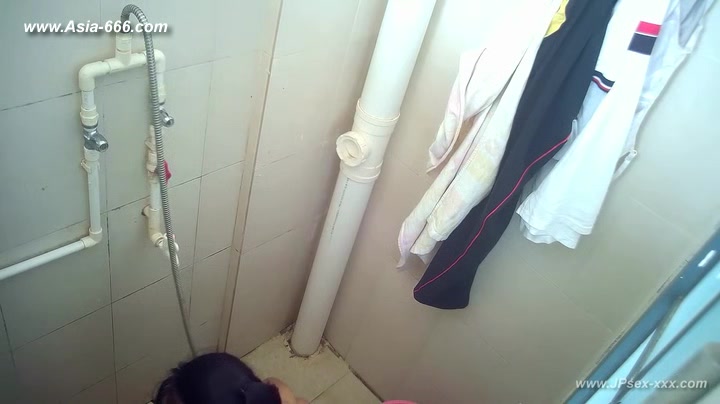 peeping chinese girls bathing.31