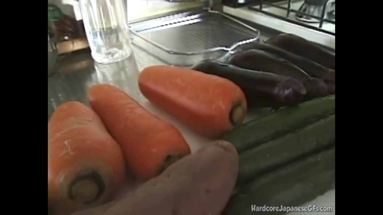 Japanese Babe insert Carrot on her hairy pussy masturbating