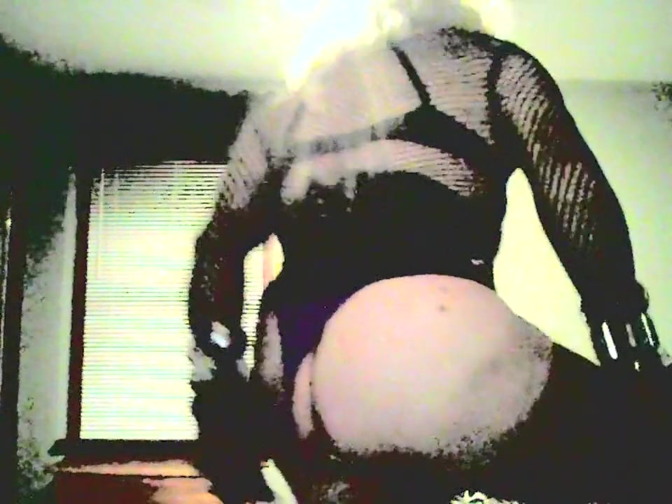 MzRoxy smoking fetish tranny