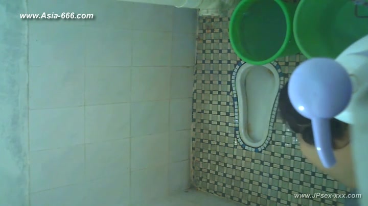 peeping chinese girls bathing.1
