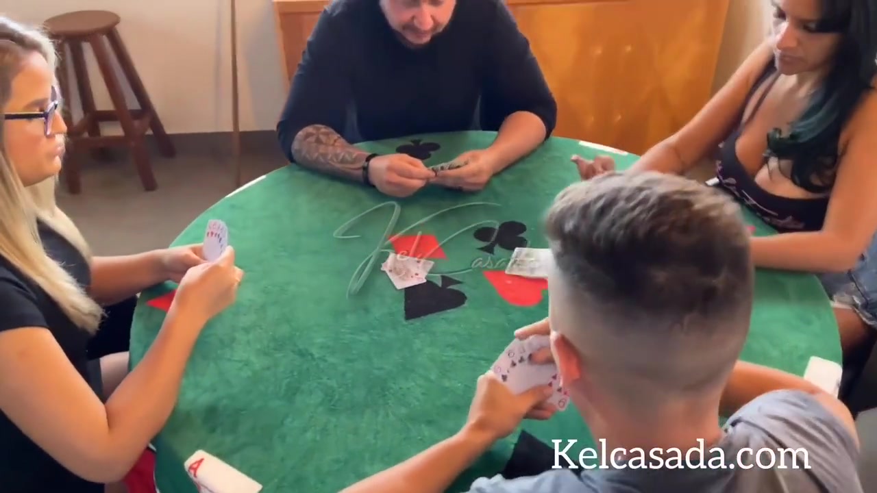 O Jogo De Cartas Acabou Em Troca De Casal Com Esses Gostosos