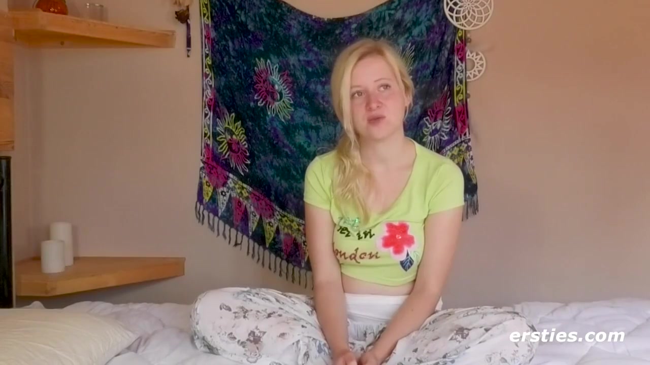 21-jahrige Musikstudentin Masturbiert Mit Dildo