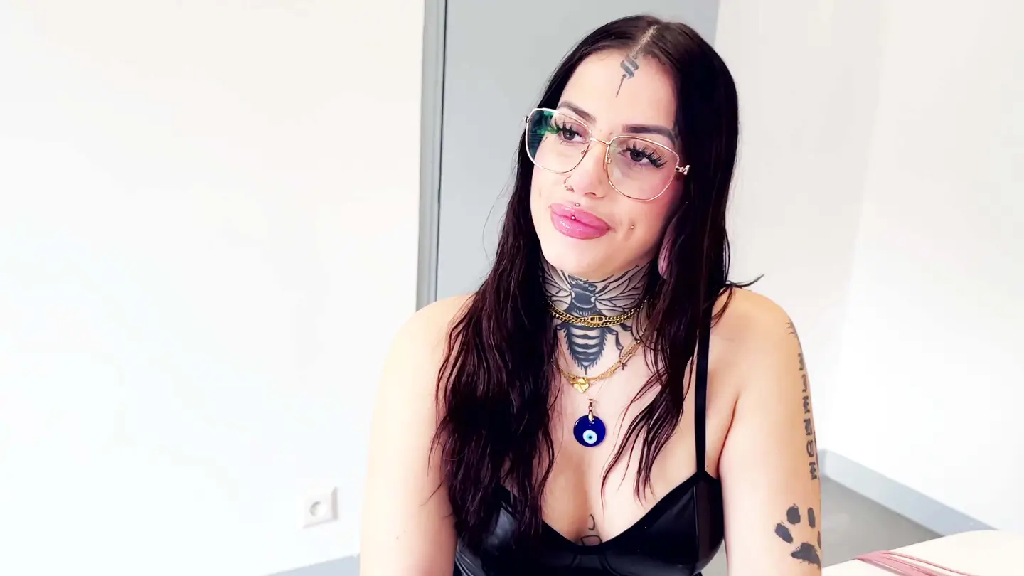 Laeticia prefers a private fucking lesson! - Jacquie et Michel TV