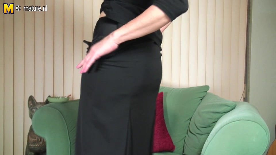 Horny British Housewife Playing With Her Pussy - MatureNL