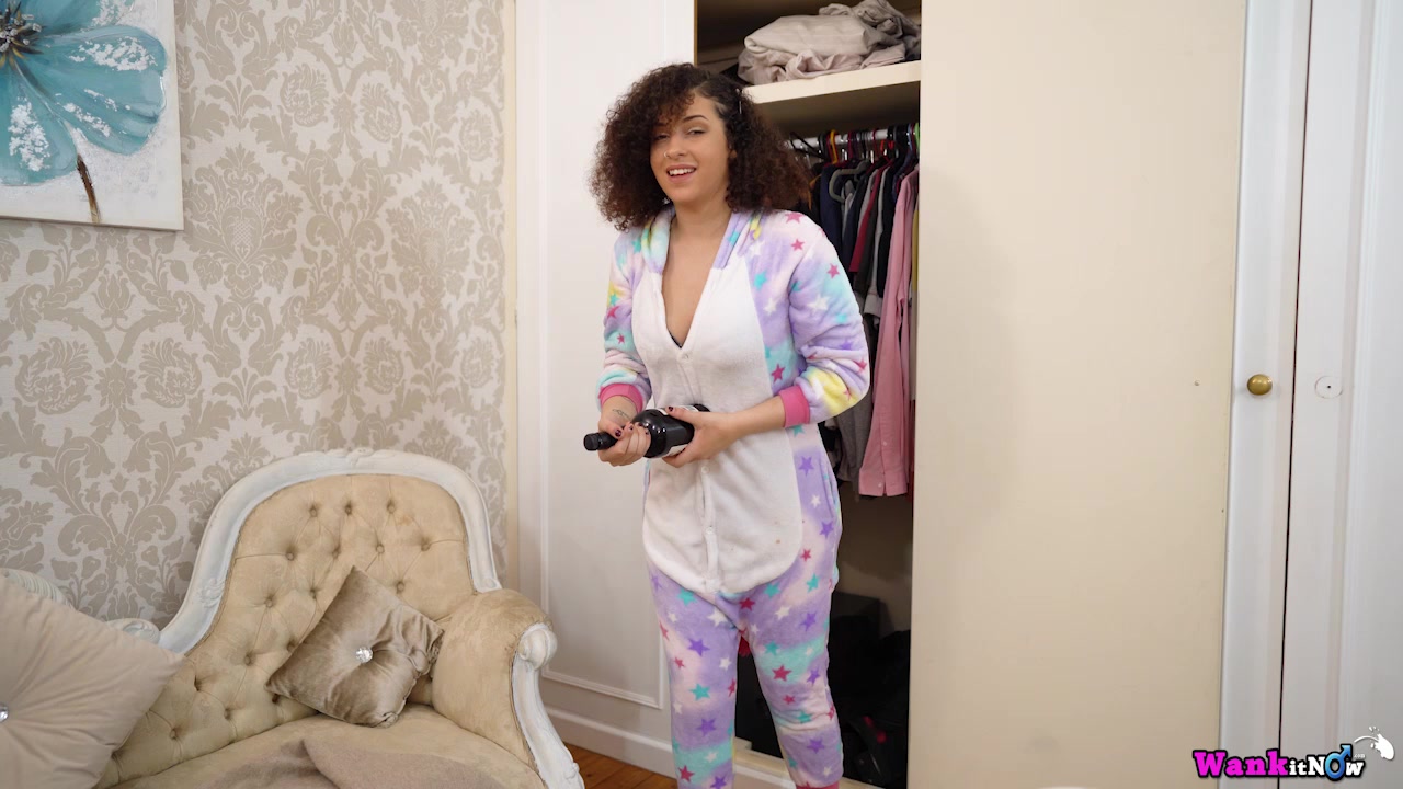 Amiya Dreams - Help You Out - Sexy Videos - WankitNow