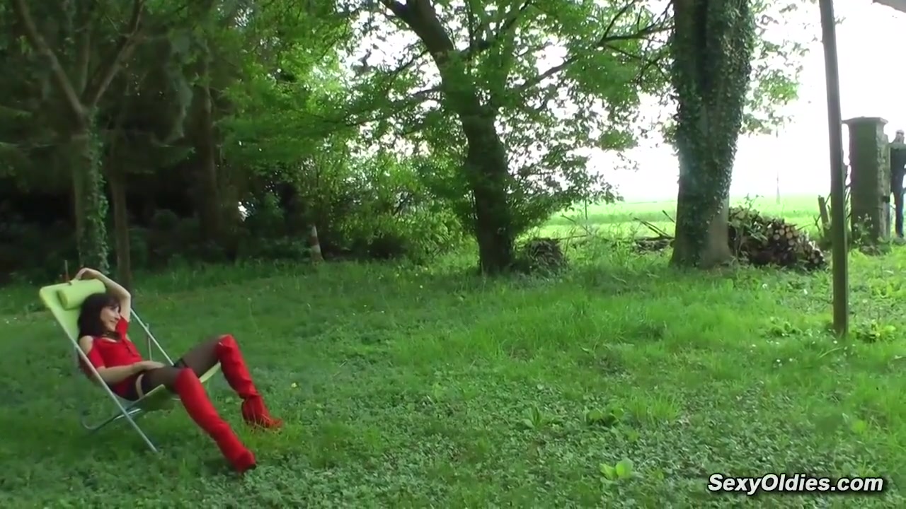French Mature Lady Liliane Fucks Bbc In Condom