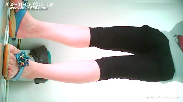 chinese girls go to toilet.77