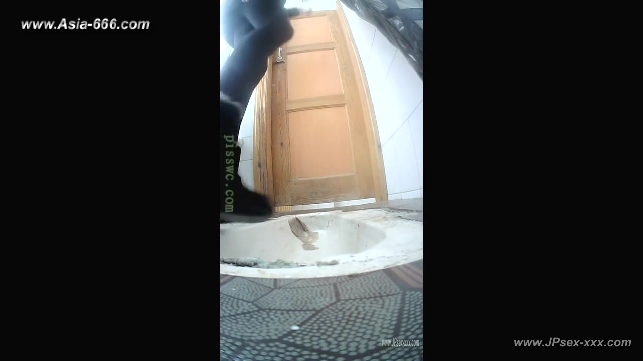 peeping blondes go to toilet.40
