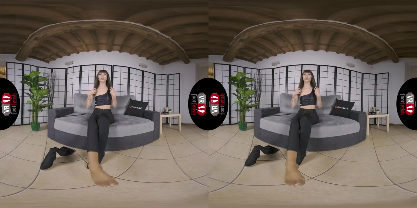 Super Attractive Brunette Teen Reine Vixen Showing Off Her Beautiful And Clean Feet In Vr Action - VRFootFetish