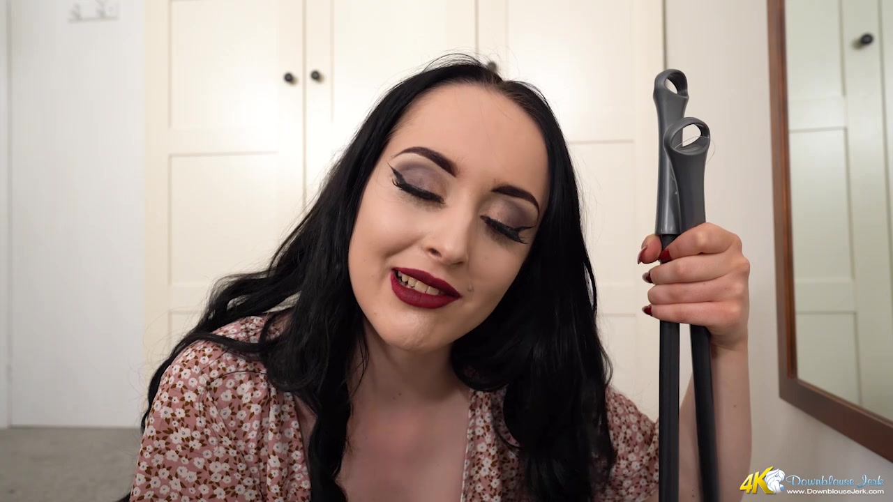 Boob Bonus - DownblouseJerk