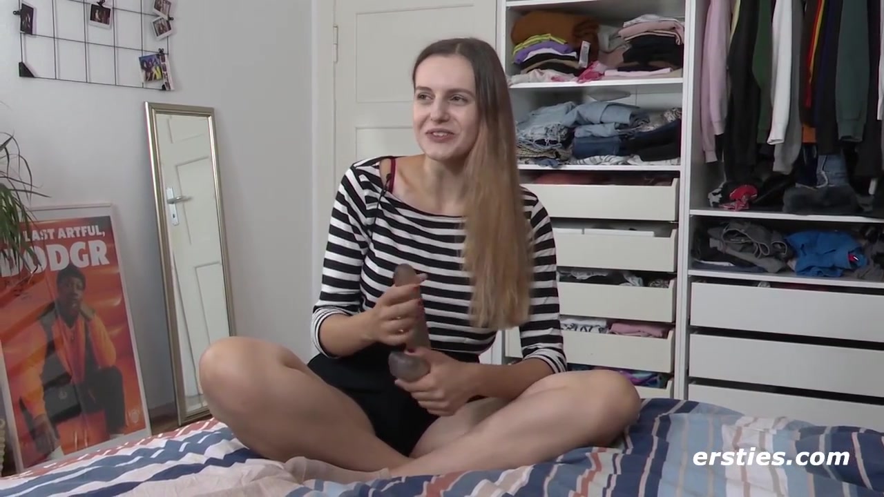 Lauren Masturbiert Mit Fingern Und Grobem Dildo