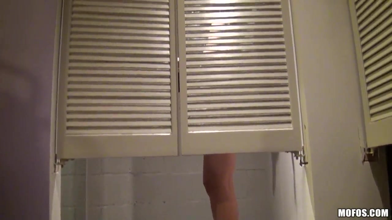 Choosing a new outfit for Chloe Caine ends up in blowjob!