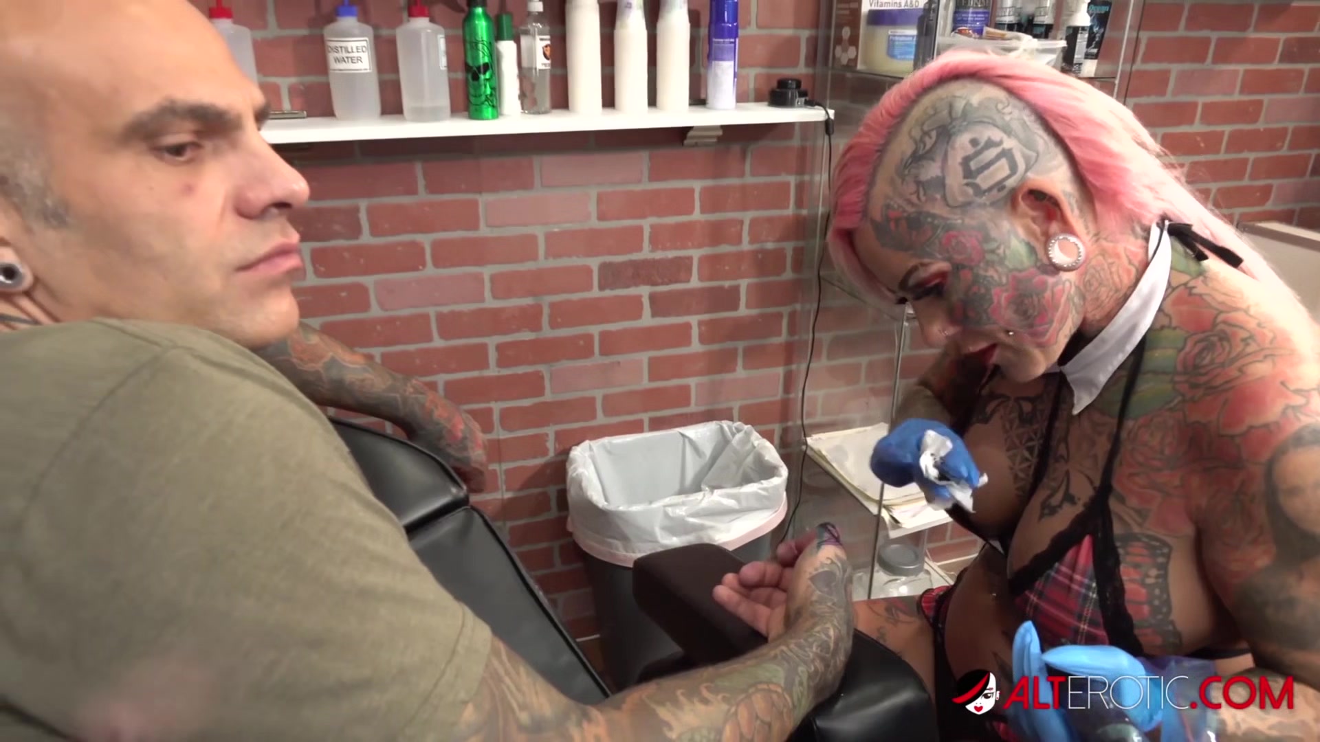 Big titty Evilyn Ink tattoos Sascha then gets fucked