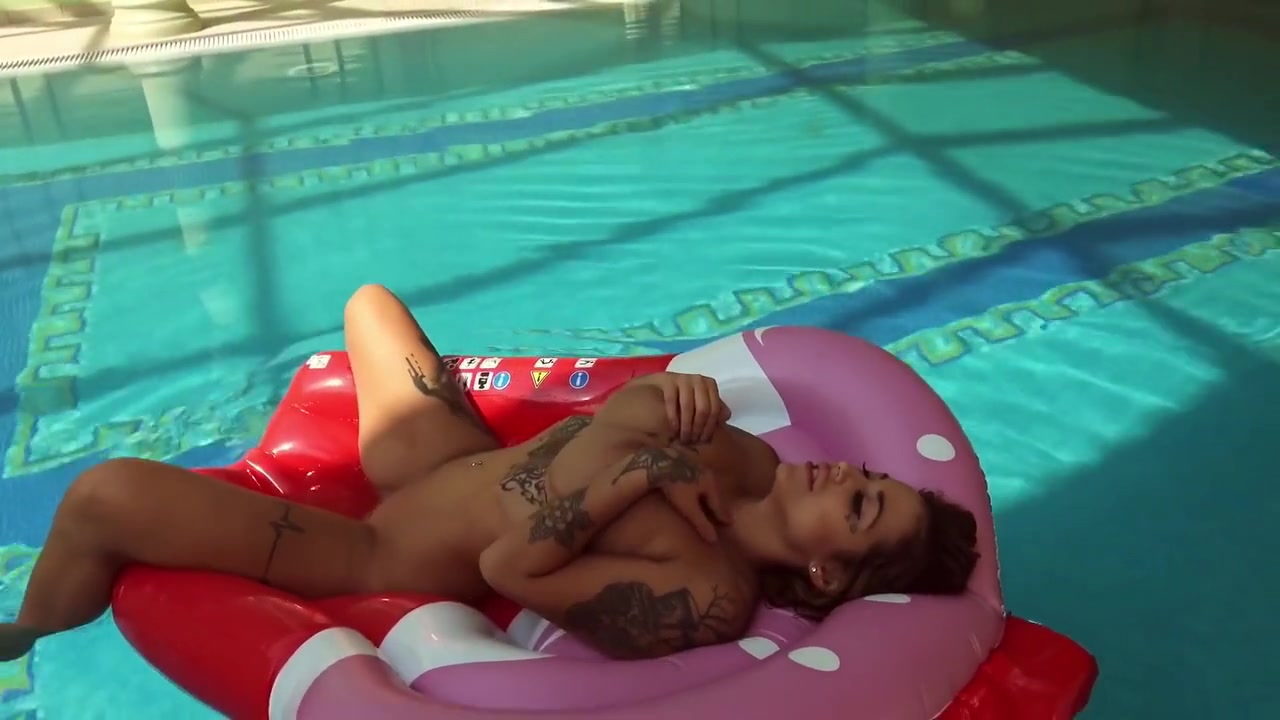 Heidi Van Horny In Slight Pussy Rubbing By On Poolside