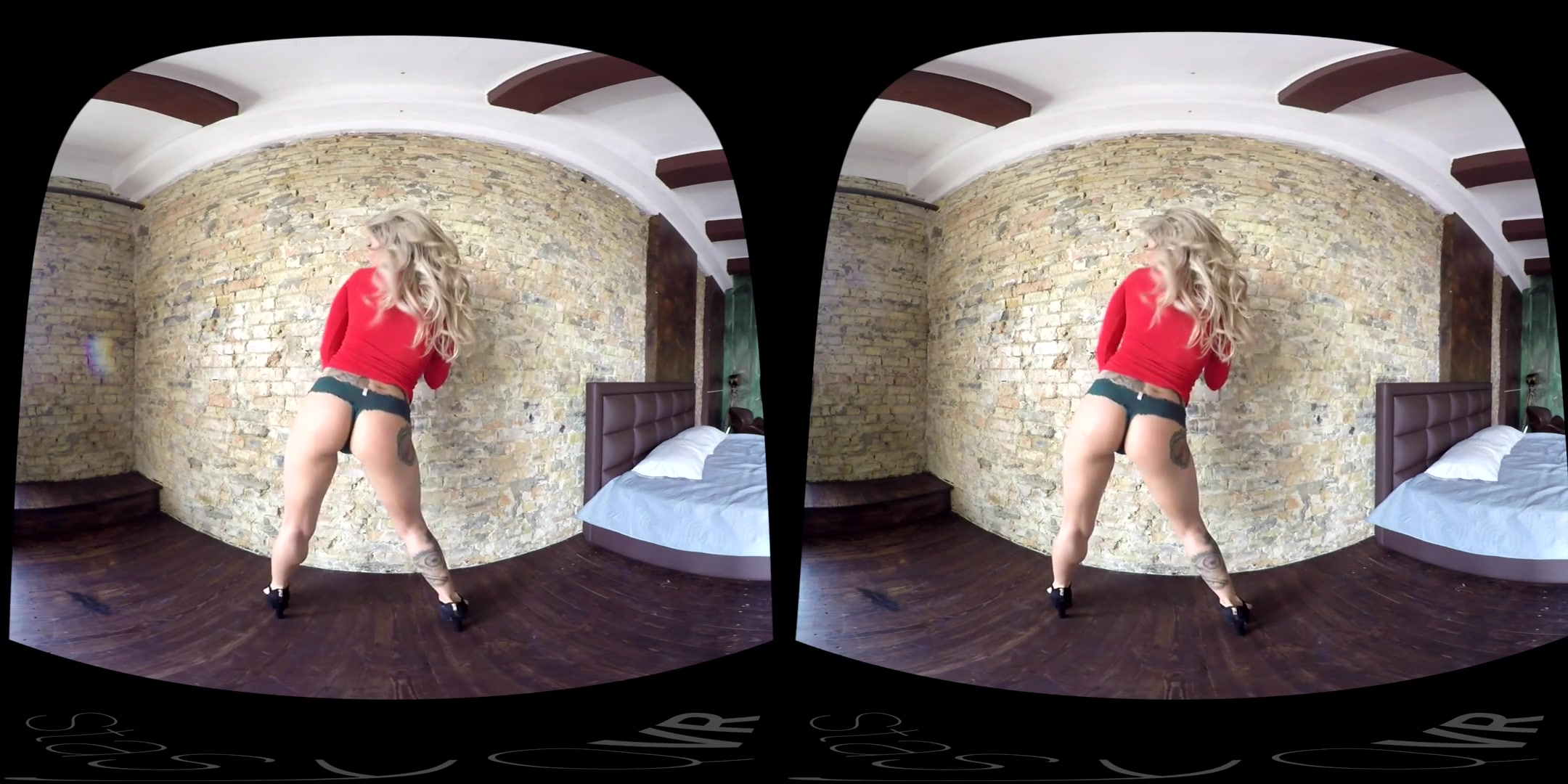 Blonde Striptease - StasyQVR