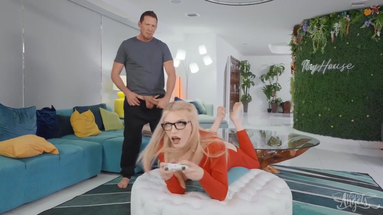 Izzy Wilde - Gamer Gal Gets Creampied