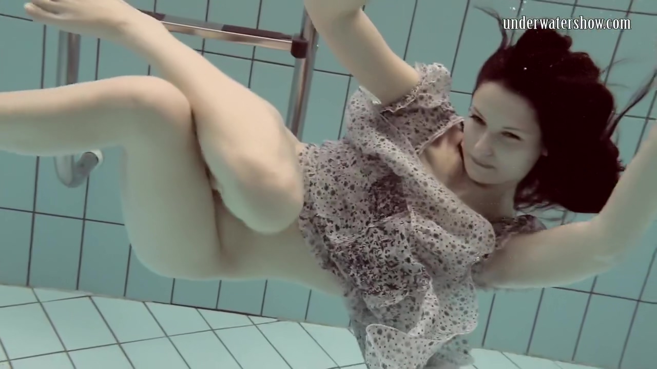 Super Tight Underwater Babe Pussy Loris Licicia