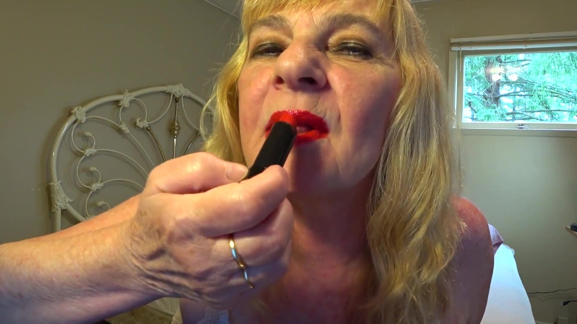 Mesmerised By My Sweet Red Lips - TacAmateurs