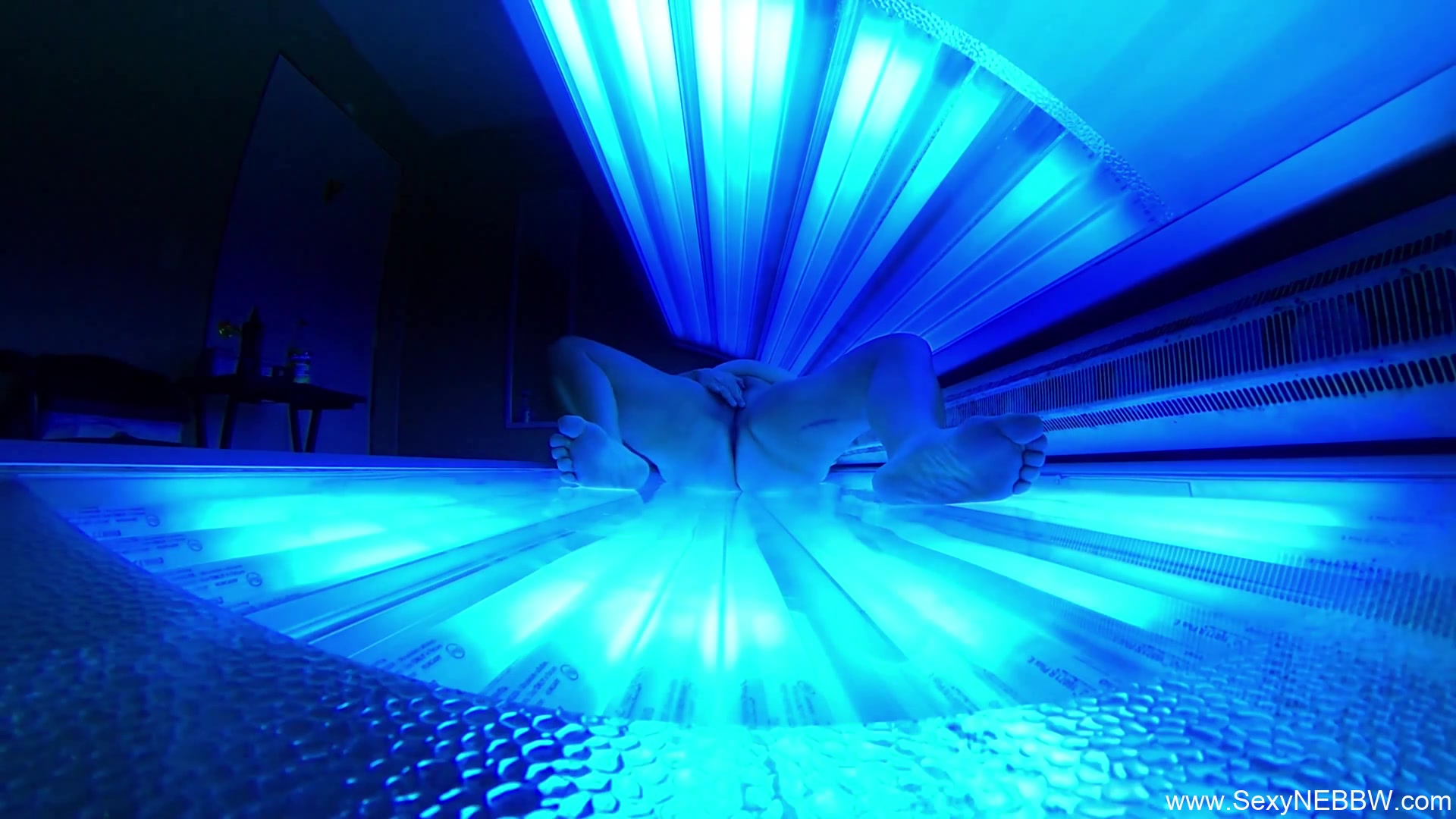 Sexy Bbw Playing Public Tanning Bed - Sexynebbw