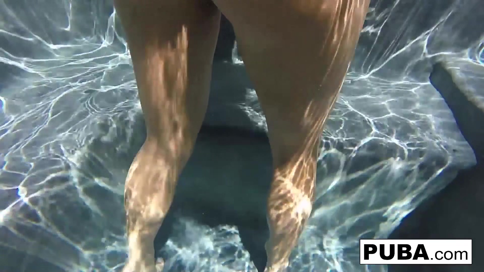Olivia Austin : Horny Olivia Austin plays with her pussy underwater