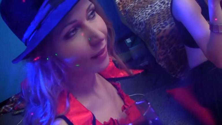 Hot chick in hawt trio