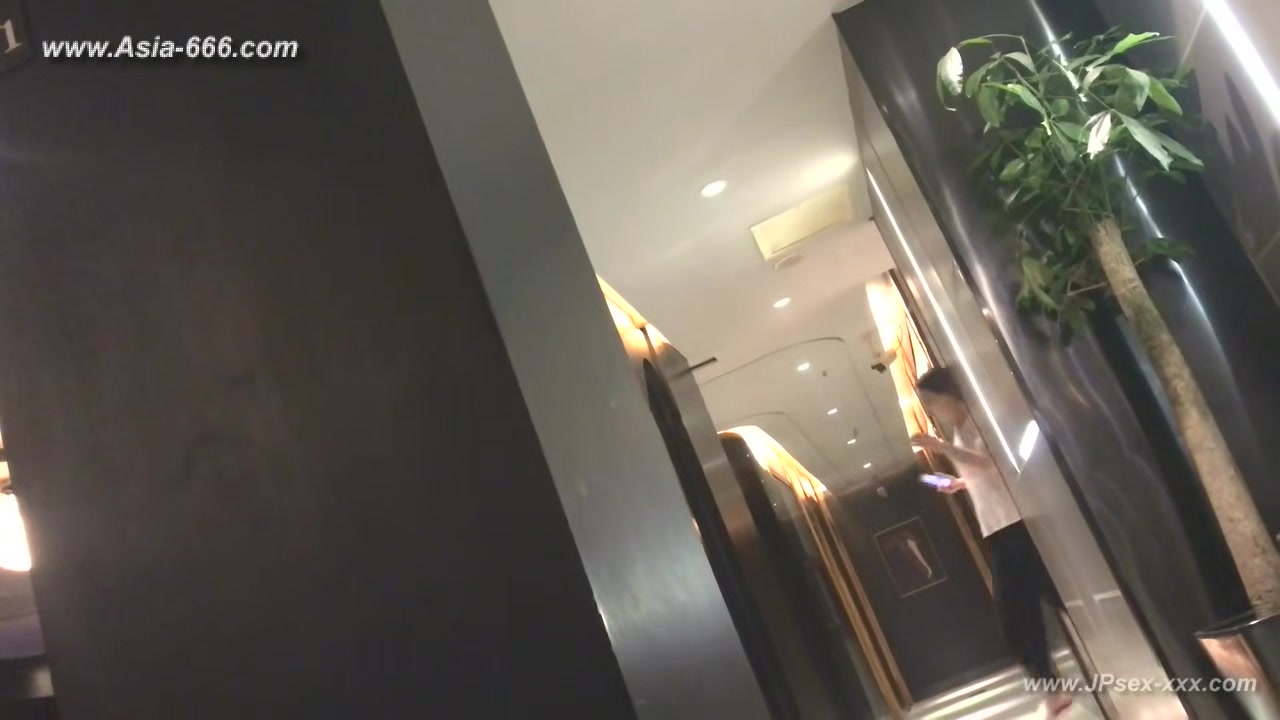 chinese girls go to toilet.310
