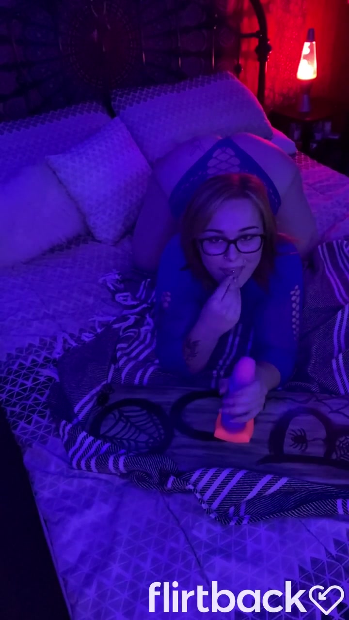 Cock sucking lessons with dildo