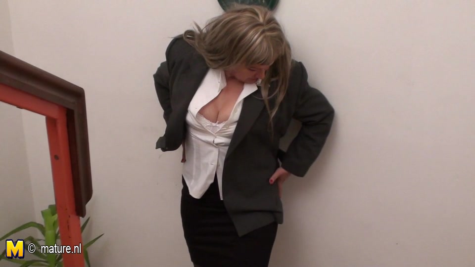 This Housewife Loves To Get Wet - MatureNL