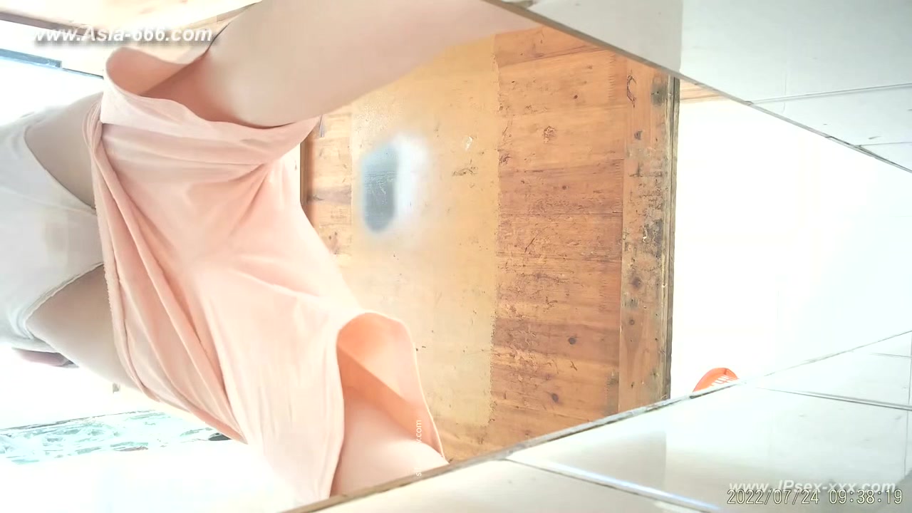 chinese girls go to toilet.299