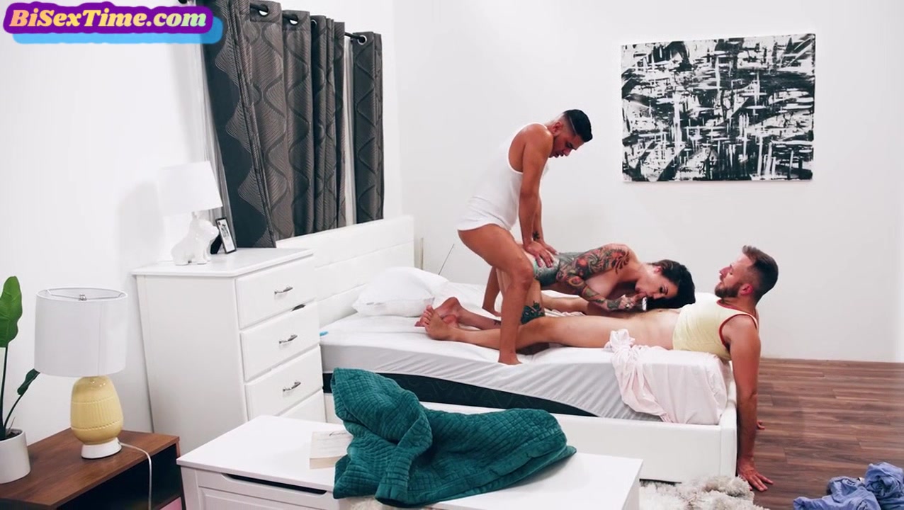 Bigass bitch pussyfucked in bisex 3some