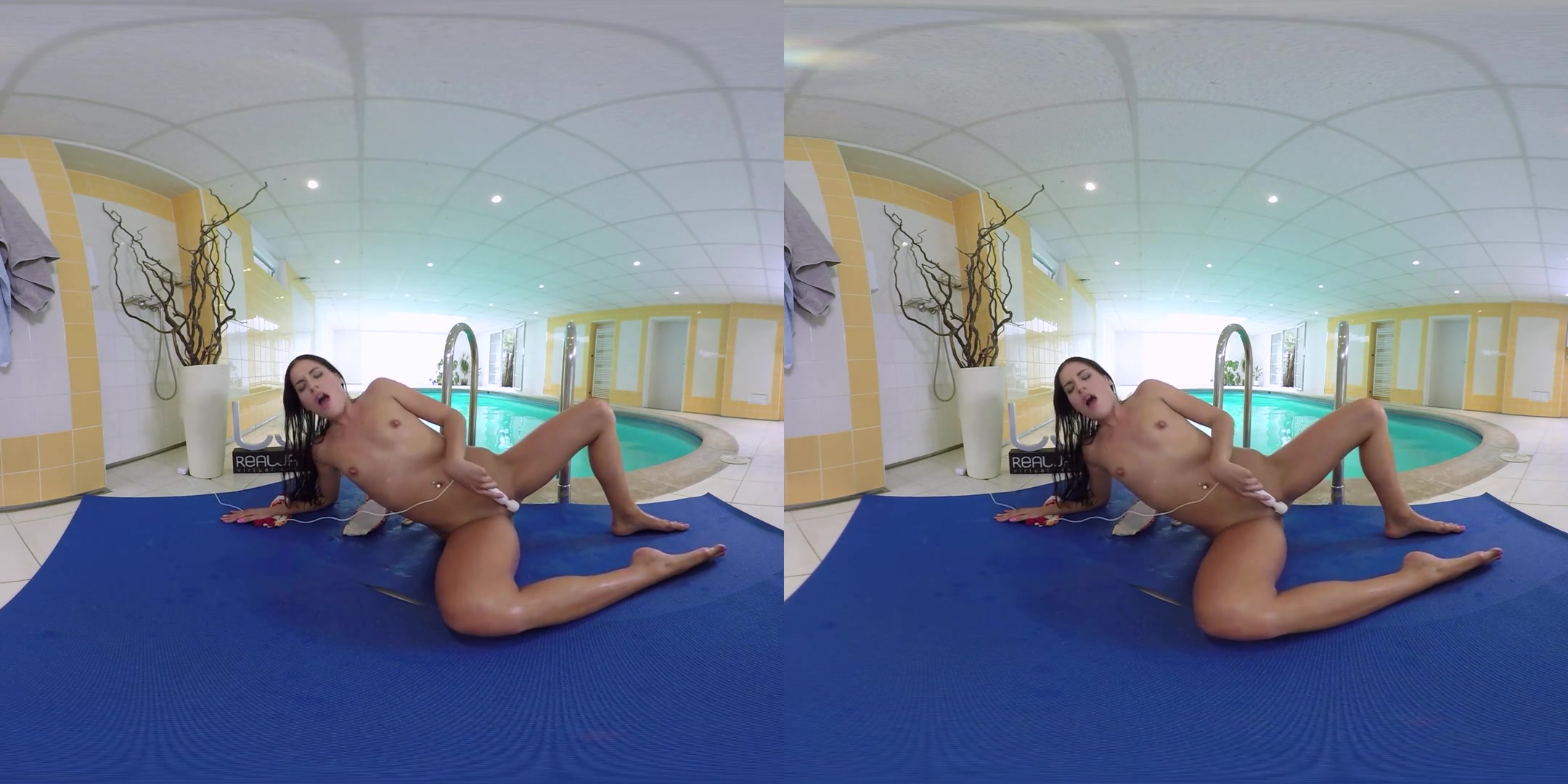 Eveline Dellai in Wet Vanessa - RealJamVR