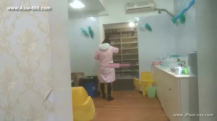 peeping chinese woman to go to the hospital for an injection.1