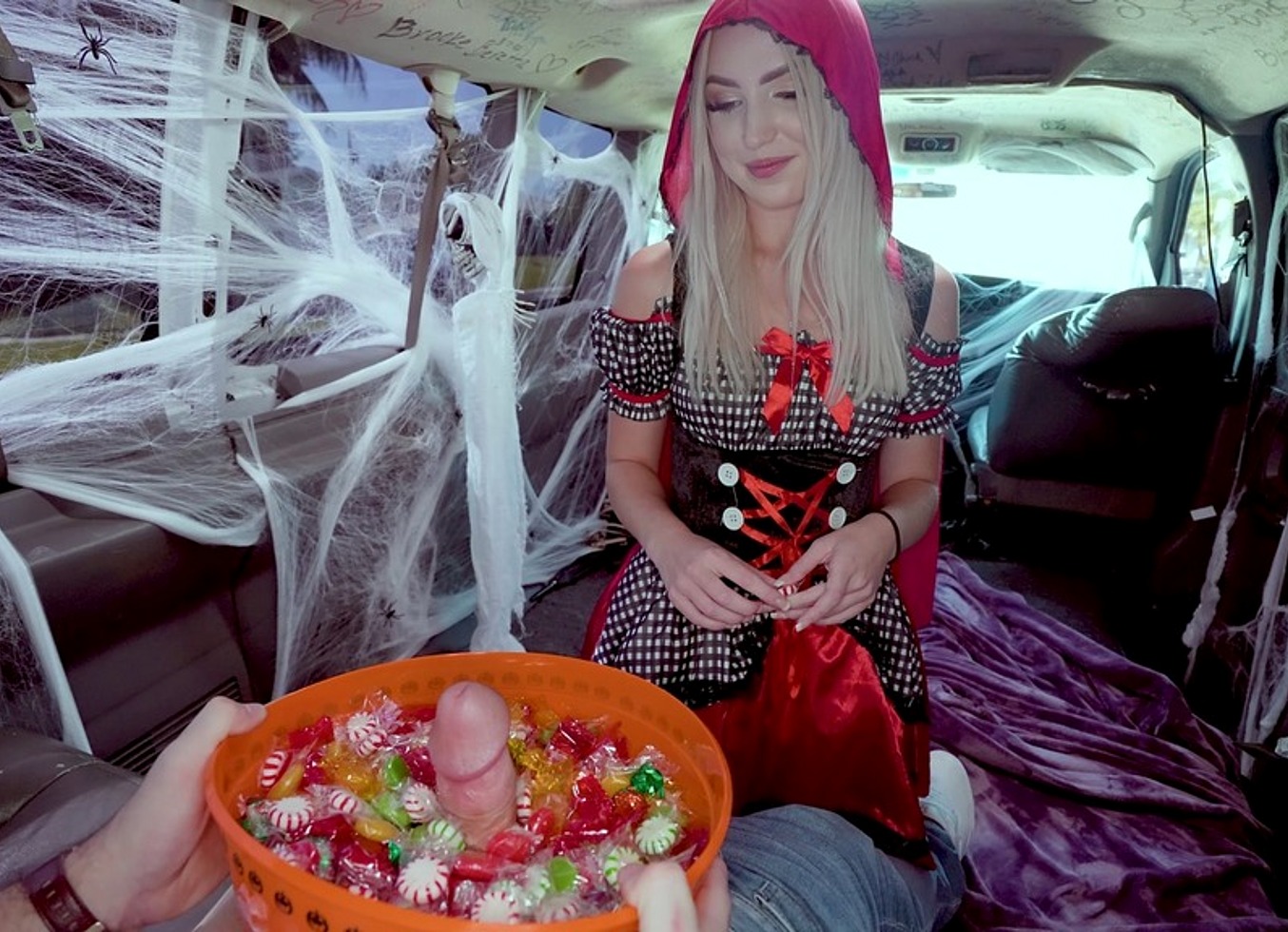 Little Red Riding Hoe