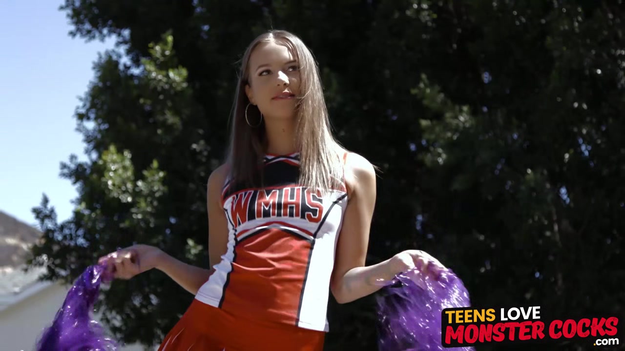 teen 18+ Liza Rowe uses cheerleading skills in interracial fuck