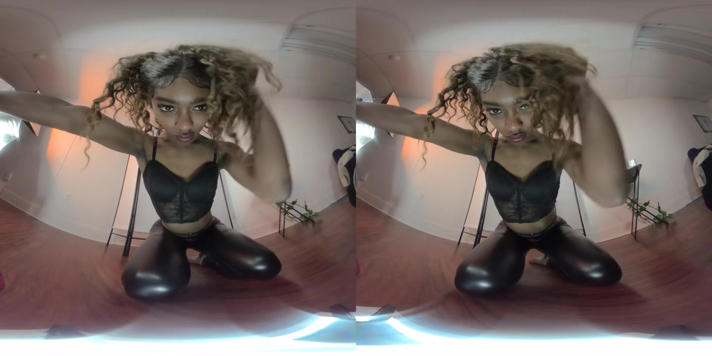 Ebony Giantess - EBONYVRSOLOS