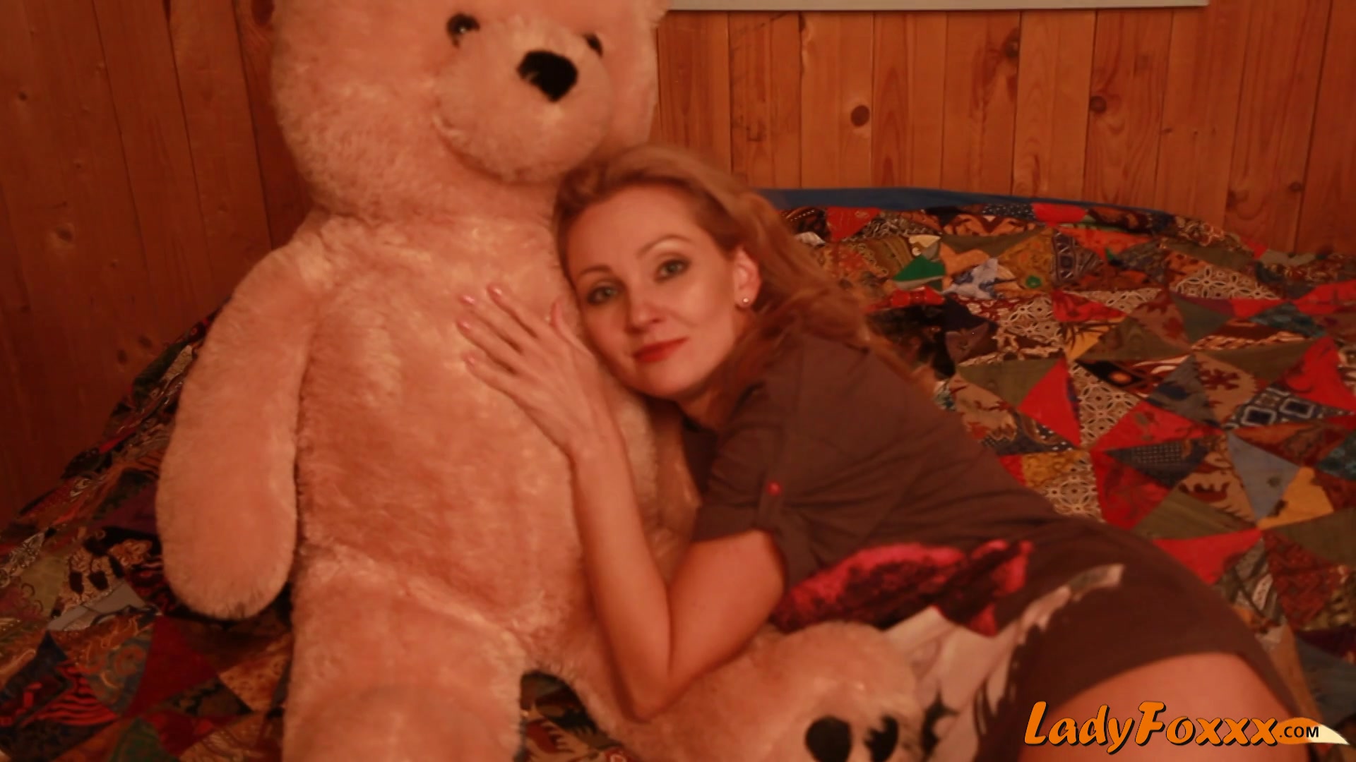Lisa Fox And Polar Bear - Ladyfoxxx