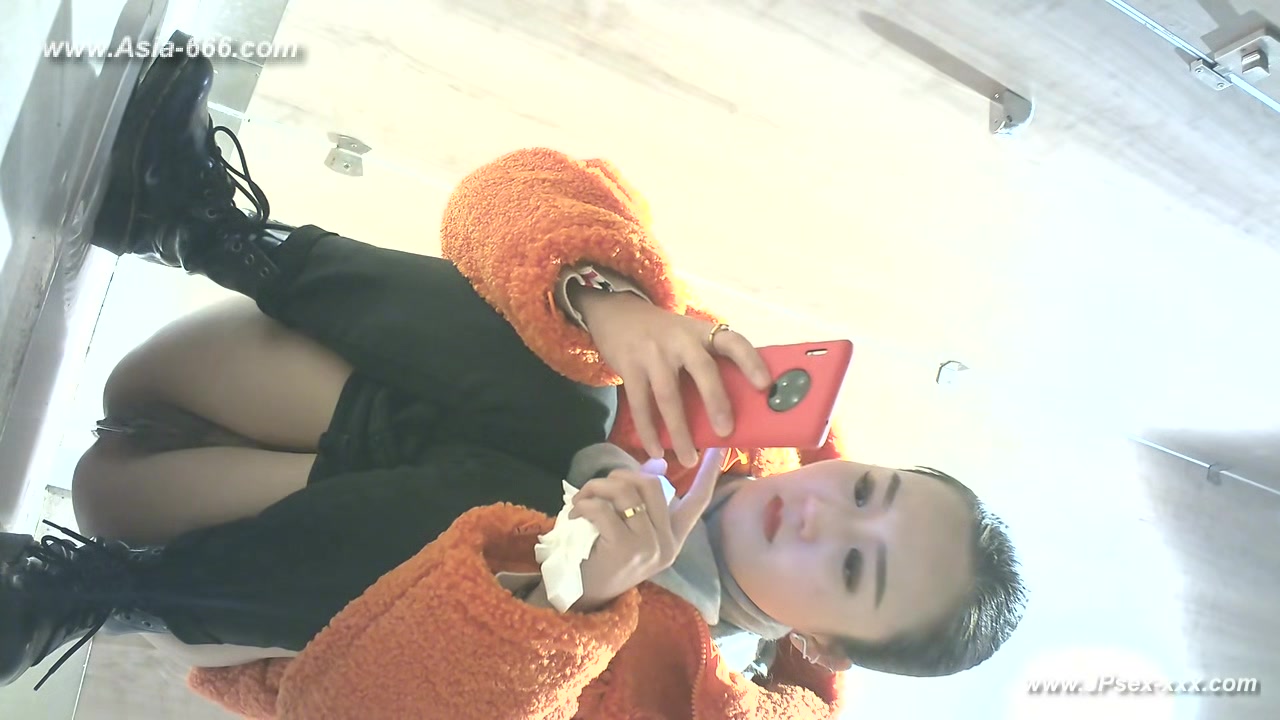 chinese girls go to toilet.322