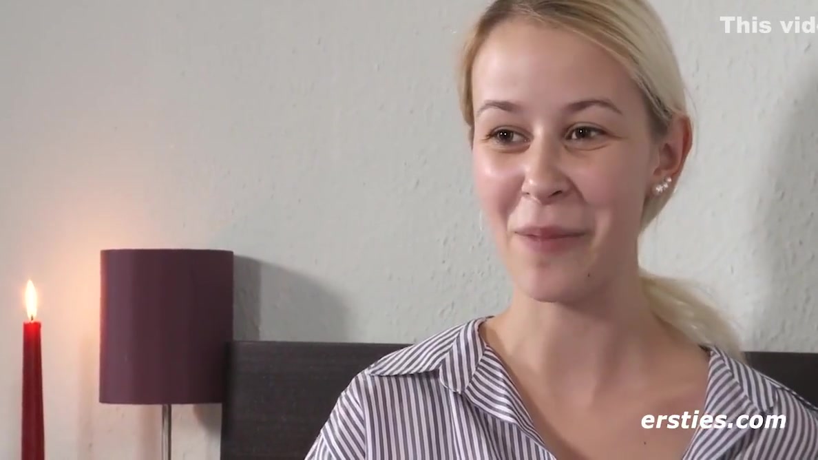 Die Blonde Jenny Massiert Ihre Rasierte Muschi Ausgiebig