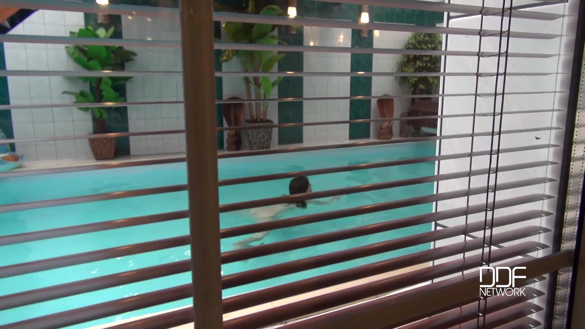 Lascivious Looks - A Cock Sucking Hottie At The Swimming Pool - PornWorld