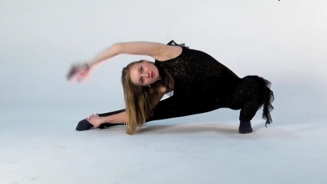 Sofy A And Sofya Belaya In Staggers With Elegant Stretching In The Video